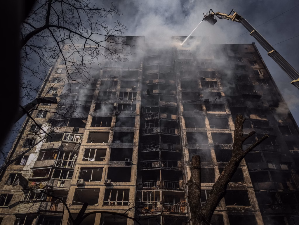 Kyiv’de yüksek katlı bina vuruldu: 10 kişi yaralandı.