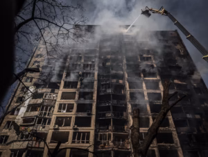 Kyiv’de yüksek katlı bina vuruldu: 10 kişi yaralandı.