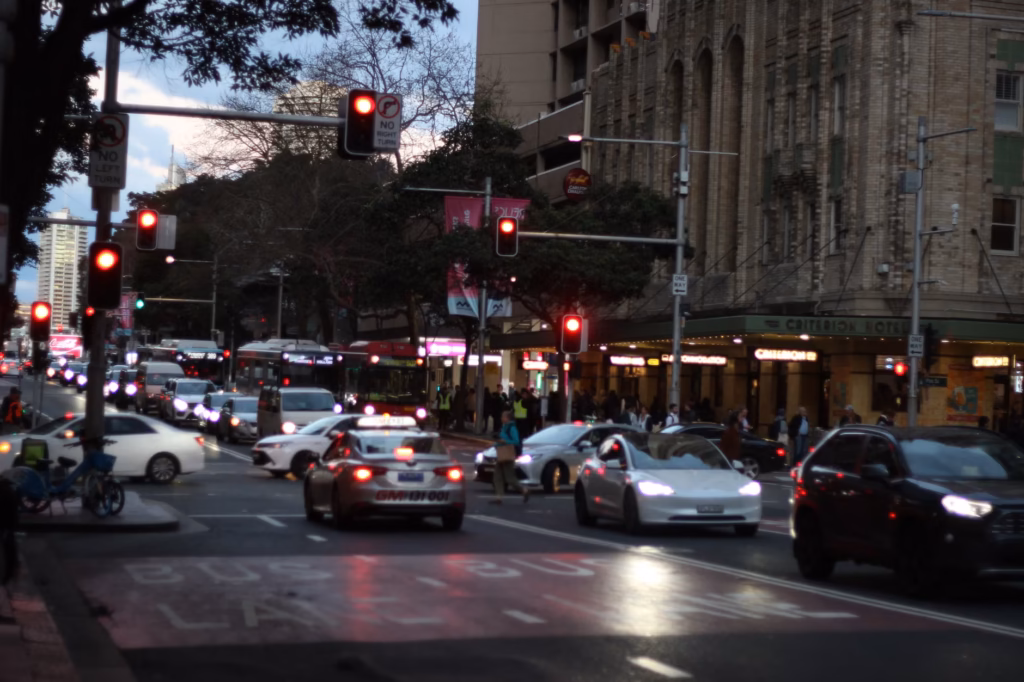 Sydney'de gasp edildiği öne sürülen otomobil kazaya karıştı.
